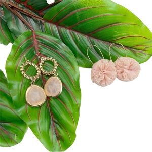 2 Pair of drop earrings